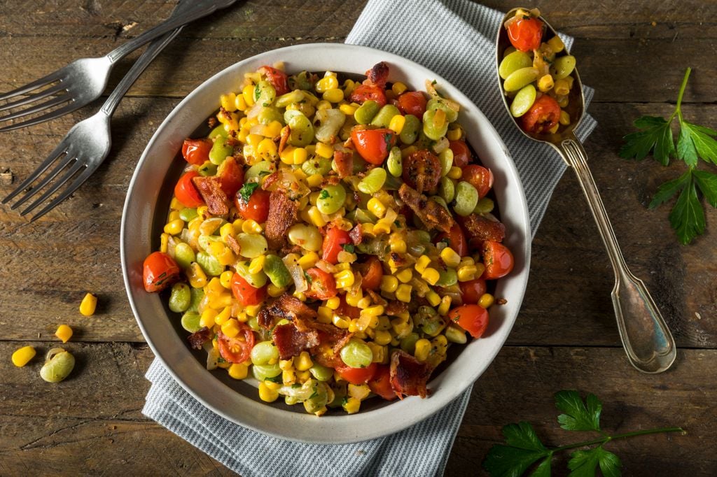 En la cocina sureña de Estados Unidos se aleja de la versión original vegetariana y es habitual sumar productos como bacon