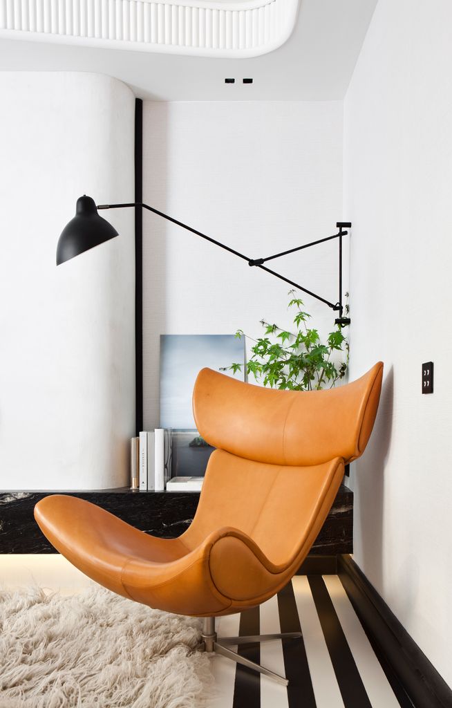 Butaca tapizada en piel marrón