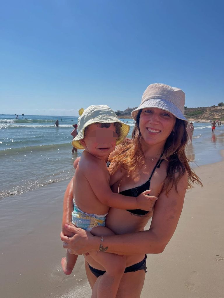 María Amaro, mujer de Rulo y jefa de la oficina de Dani Martín, con el pequeño Andy en brazos
