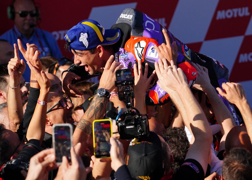 Plano medio de Jorge Martín celebrando su victoria en una carrera