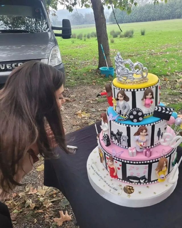 Una preciosa tarta de varios pisos recibió Hande Erçel de parte del equipo de 'Bambaşka Biri'