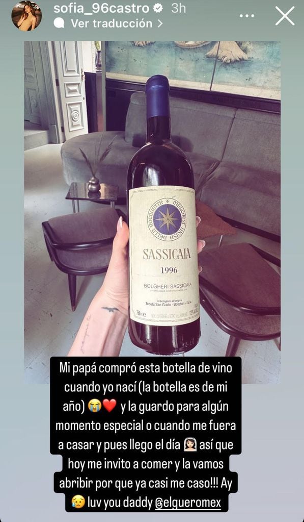 Sofía mostró el vino que su padre compró el año en que ella nació.