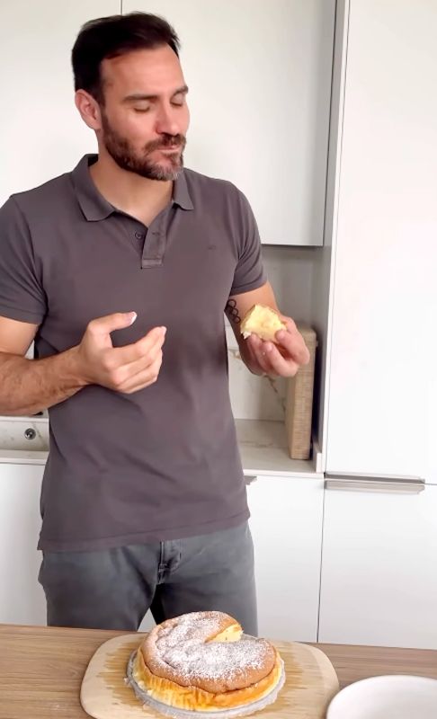 Craviotto prueba su pastel, una vez terminado.