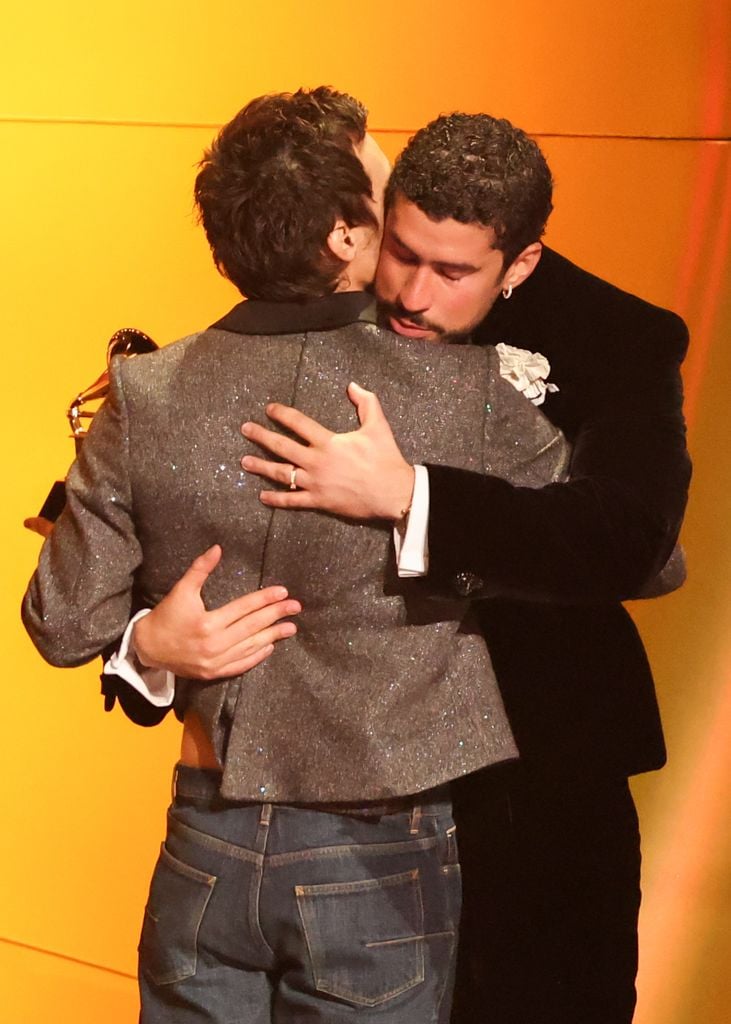 Harry Styles fue el encargado de entregarle el premio a Bad Bunny