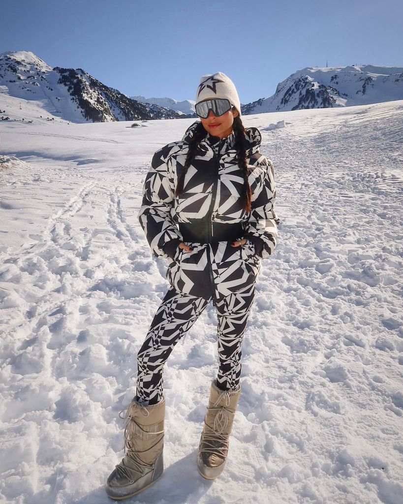 María Fernández-Rubíes con conjunto bicolor con estrellas y botas Moon Boot metalizadas en la nieve
