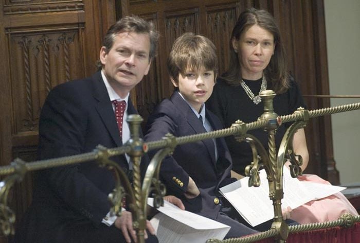 Arthur Chatto junto a sus padres