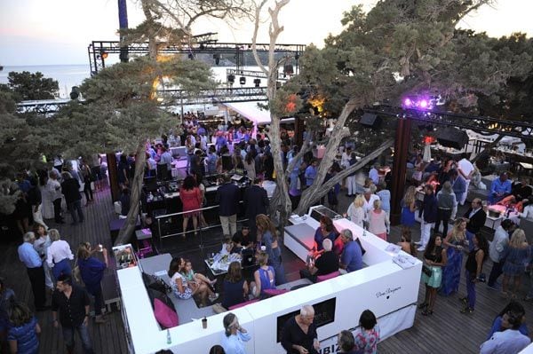 La fiesta de cumpleaños de Juan Suárez tuvo como escenario el exclusivo club Blue Marlin uno de los mejores de Ibiza, en el que se sirvió un cóctel en la terraza al aire libre
