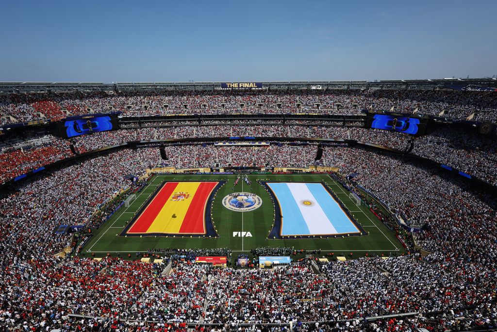 Luego del discurso de Tom Cruise, en segundos se desplegaron las banderas de España y Argentina sobre la cancha del estadio.