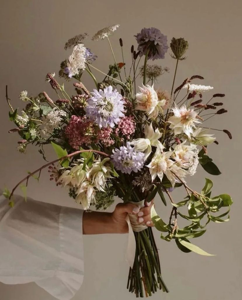 Ramos de novia con flores moradas silvestre
