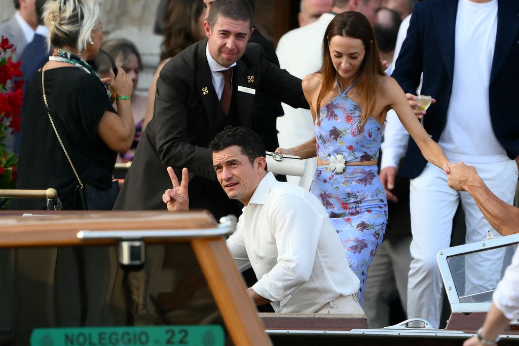 Este jueves, Orlando Bloom y su acompañante fueron vistos abordando un bote para asistir a la primera recepción de Jeff Bezos y Lauren Sánchez