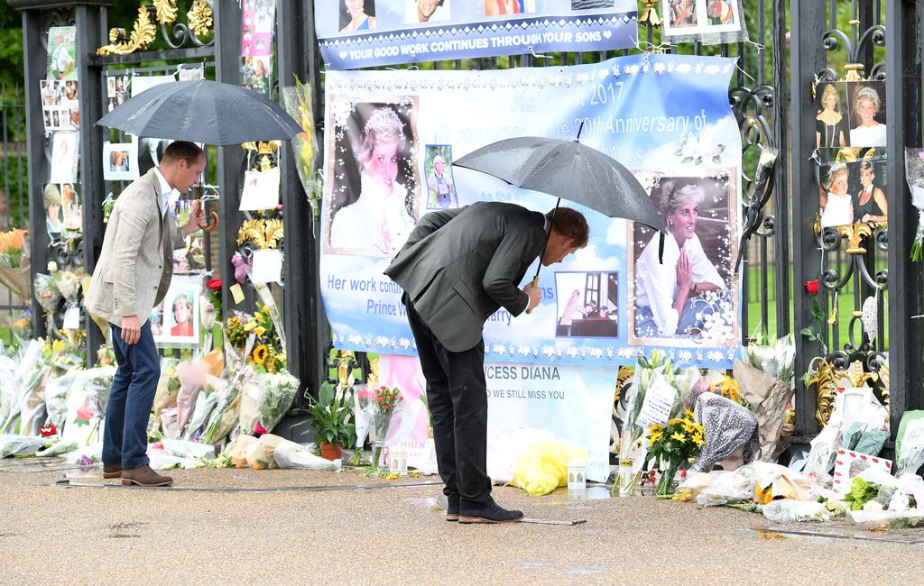 Los hermanos visitaron junto The Sunken Garden en el Palacio de Kensington el 30 de agosto de 2017, entonces seguían unidos en cuanto a la gestión de su legado