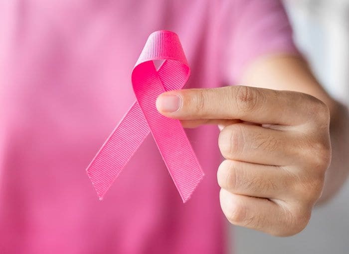 mujer con un lazo rosa