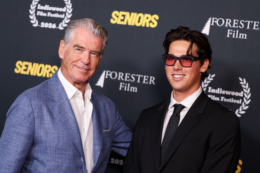 Pierce Brosnan apoya a su hijo menor, Paris Brosnan, de 25 años, en el estreno de su serie 'Seniors'