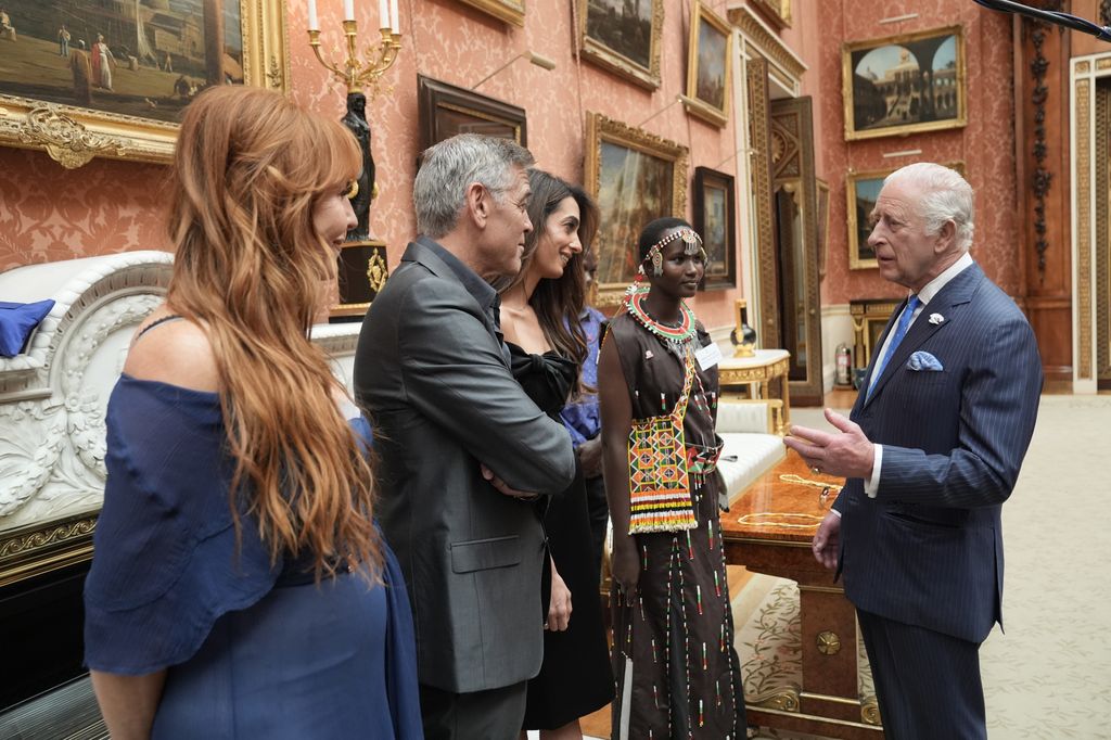 George Clooney y su mujer, Amal Clooney, junto a Carlos III