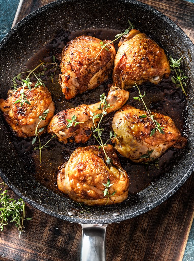 Una de las mejores formas de evitar posibles intoxicaciones es cocinar bien el pollo.