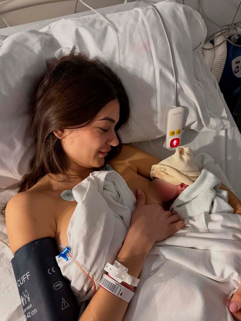 Estela amamantando a uno de sus bebés