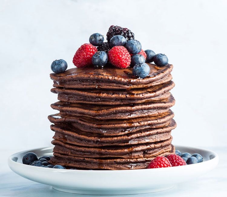 Tortitas de chocolate con frutos silvestres y jarabe de arce