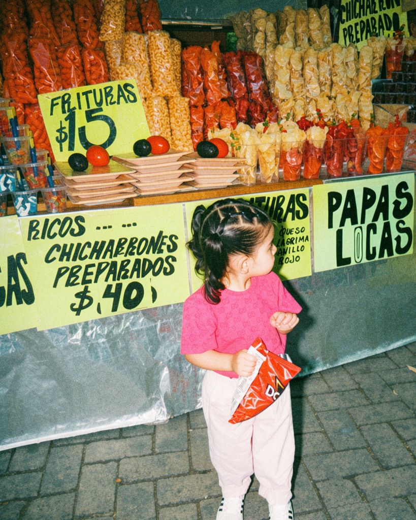 Tessa, hija de Paola Dalay y José Eduardo Derbez, ya conoce las tradiciones culinarias mexicanas