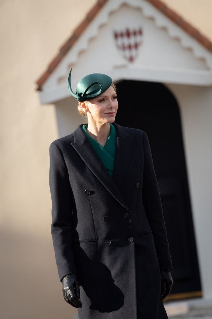 La princesa Charlene de Mónaco recibiendo al presidente de Portugal, Marcelo Rebelo, 2025.