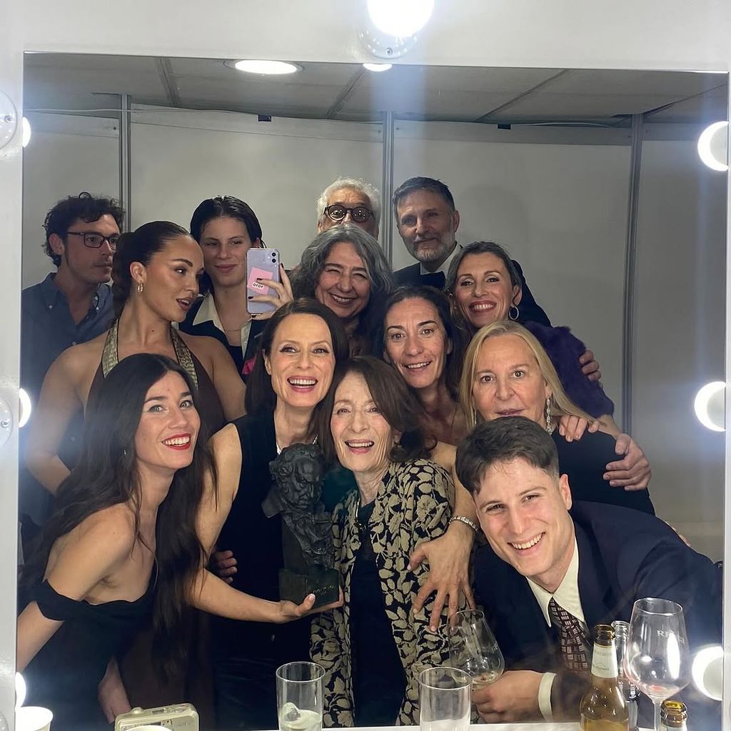 Aitana abraza a su madre, rodeada de amigos y junto a su hijo