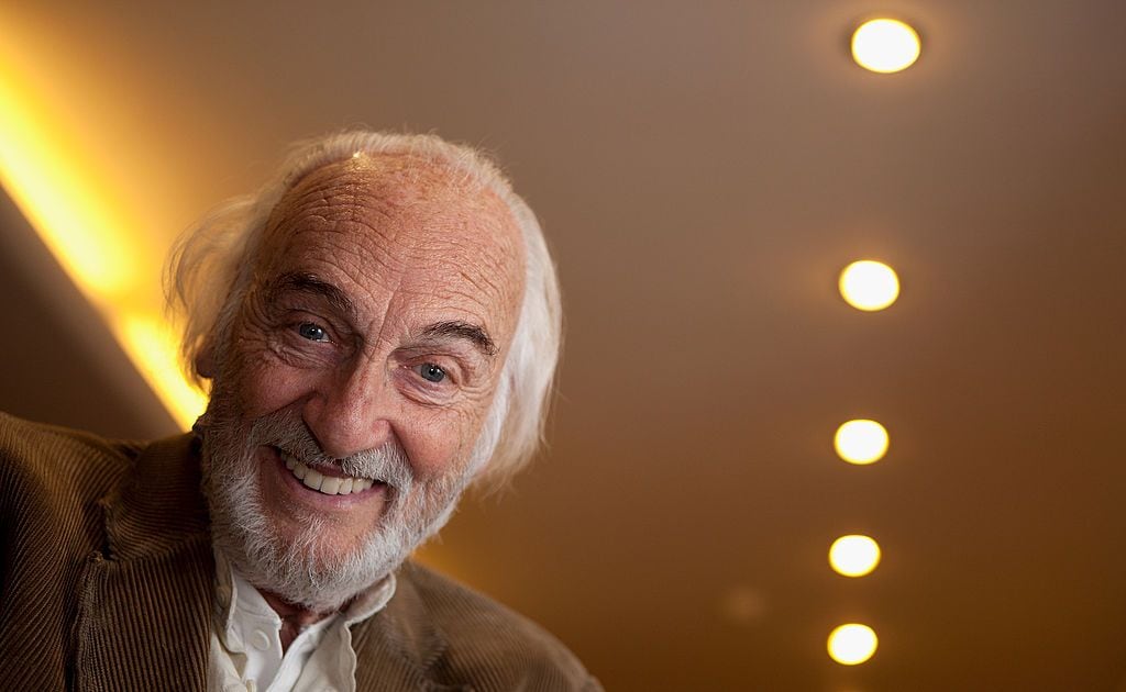 Héctor Alterio posa para una sesión de retratos tras la presentación de 'La Sonrisa Etrusca' en el Teatro Bellas Artes el 11 de marzo de 2011 en Madrid
