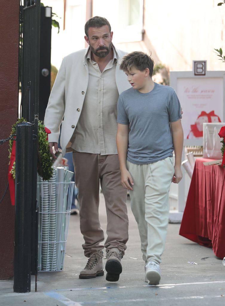 Ben Affleck y su hijo Samuel lucieron atuendos en colores claros.