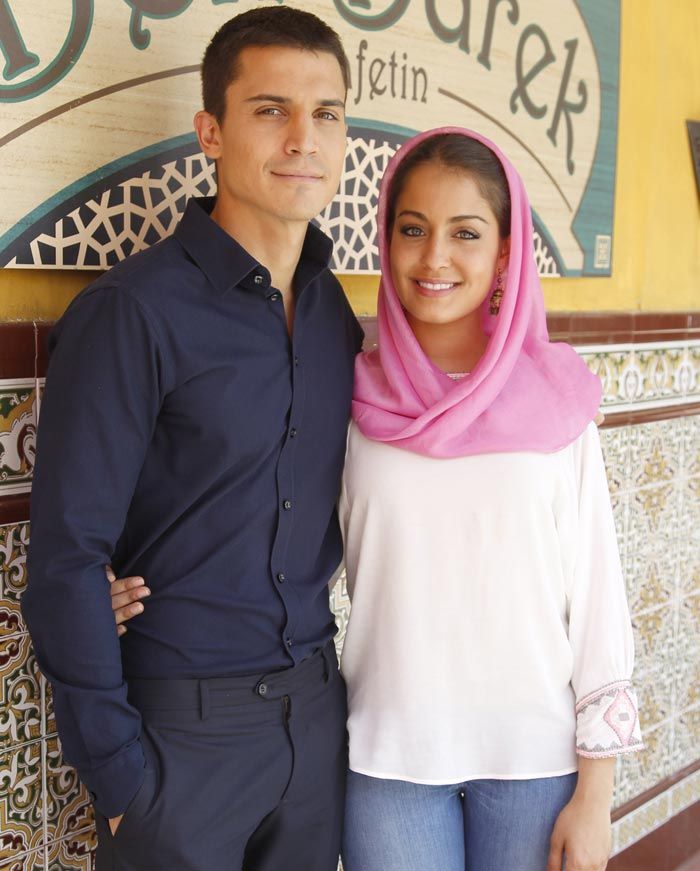 Álex González e Hiba Abouk dieron vida a la pareja imposible de El príncipe
