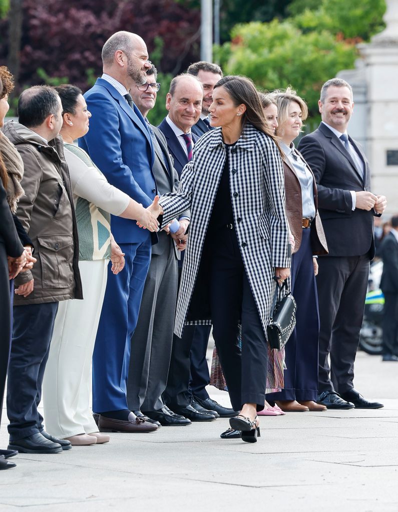 La reina Letizia en la Cuesta de Moyano de Madrid 