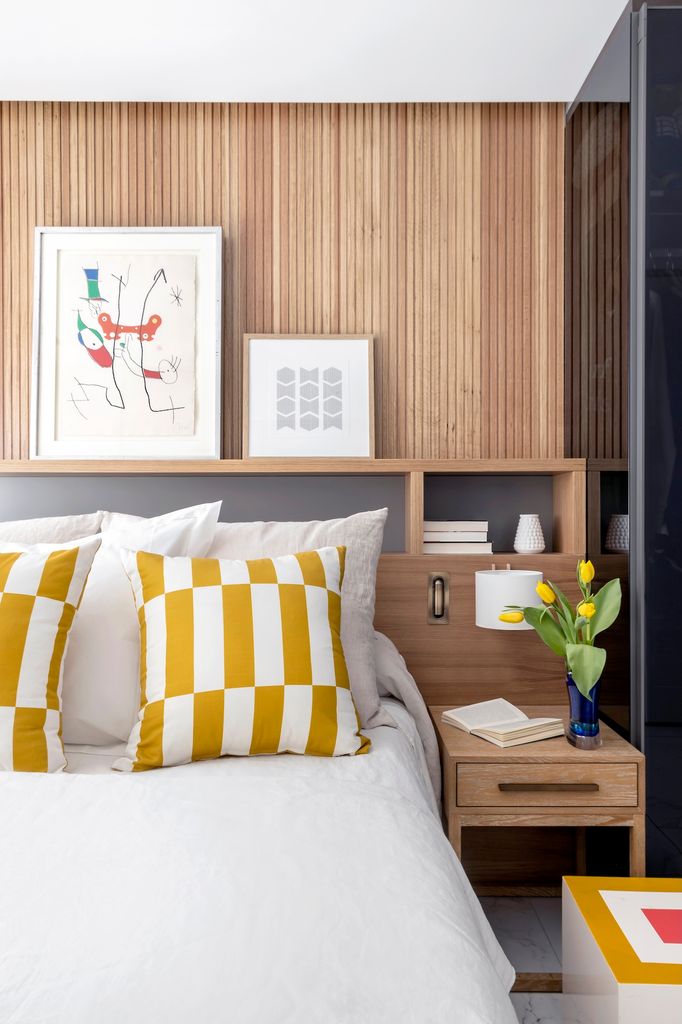 Dormitorio con cabecero con almacenaje. 