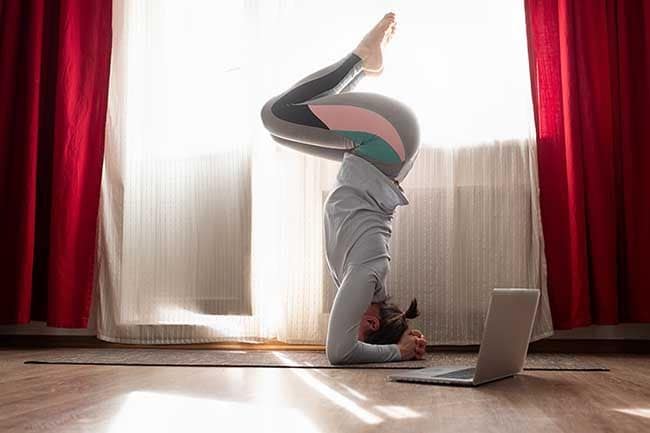 Beneficios que aporta al organismo la postura sirsasana y otras posturas invertidas