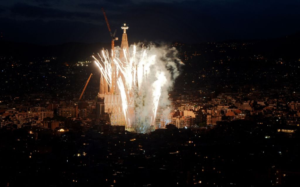 Fuegos artificiales sobre la Sagrada Familia en la noche, iluminando el cielo.