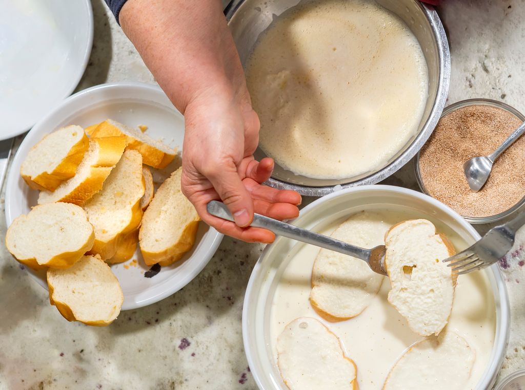Empapa bien las rebanadas de pan en la leche aromatizada para que las torrijas no resulten secas.