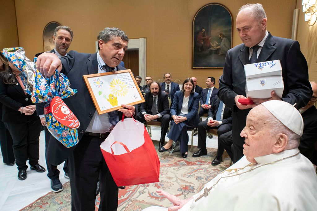 El Papa recibió algunos obsequios de los médicos que se reunieron con él