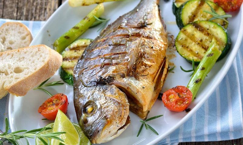 Dorada asada con limas
