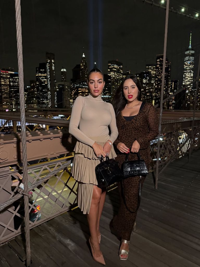 Georgina e Ivana Rodríguez, posando juntas en Nueva York