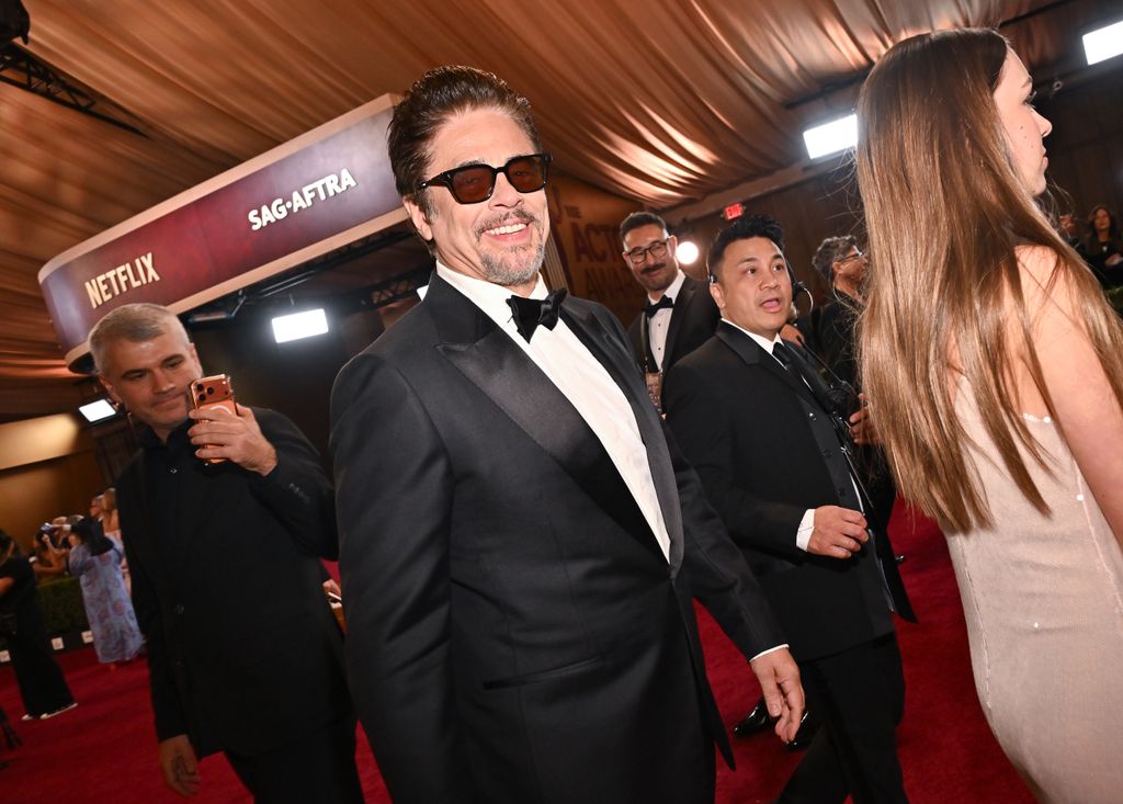 Así llegaba Benicio del Toro a la gala con su hija