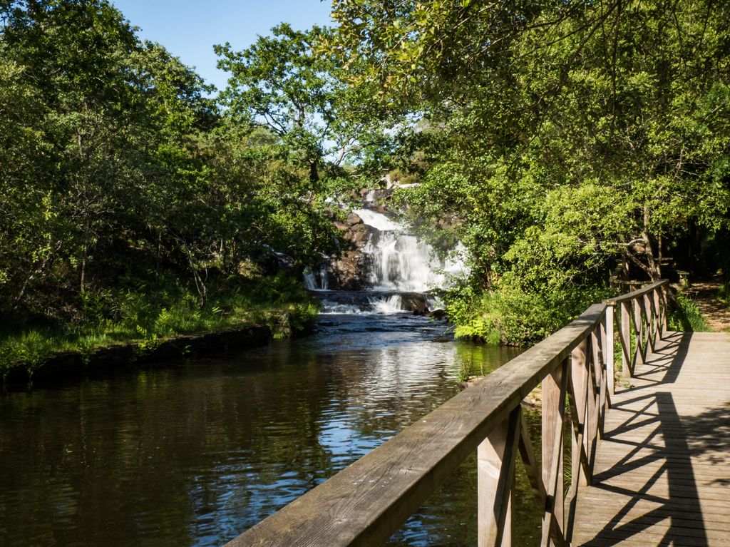 Cascada y pasarela de Castriz en Santa Comba, A Coruña
