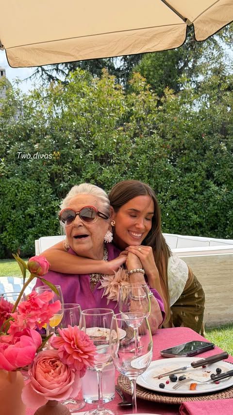 María Pombo y sus hermanas se coordinan en el bautizo de su hija Mariana: plisados, estampados bohemios y bordados metalizados