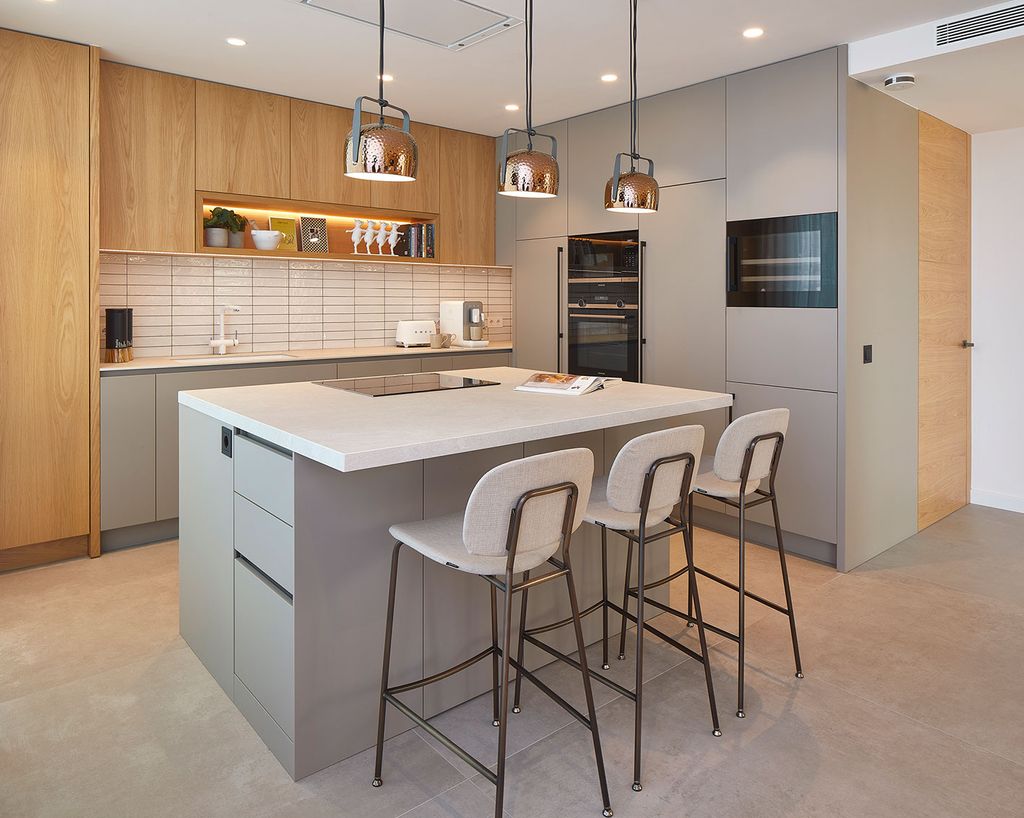 Cocina con isla gris y muebles de madera