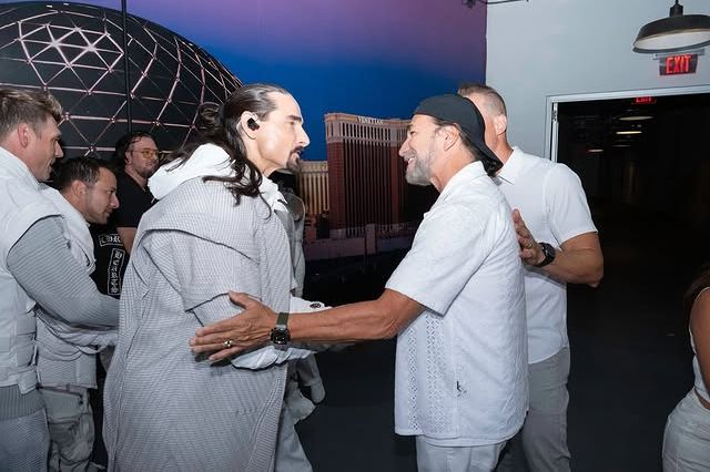 Además de disfrutar el show inmersivo, Marco Antonio Solís 'El Buki' tuvo la oportunidad de convivir con la banda