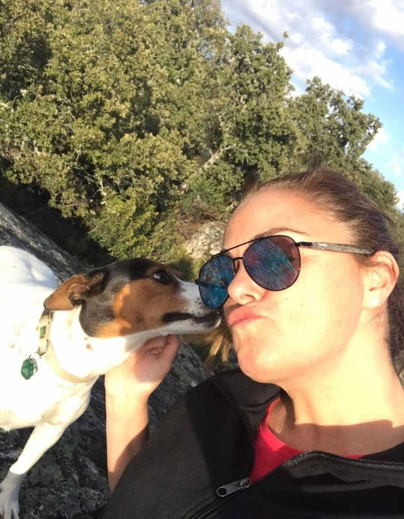 Shaila Dúrcal se despide de su perrita Ascari, a quien adoptaron en 2018 después ser encontrada abandonada en la calle