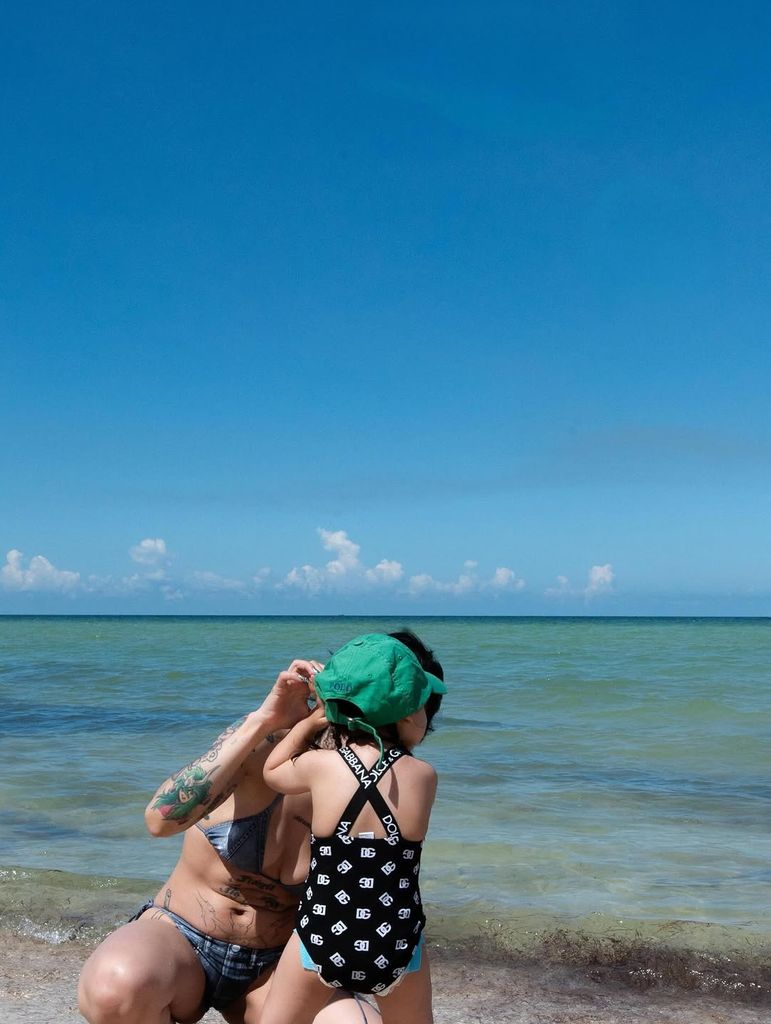 Cazzu e Inti disfrutaron de las playas mexicanas.