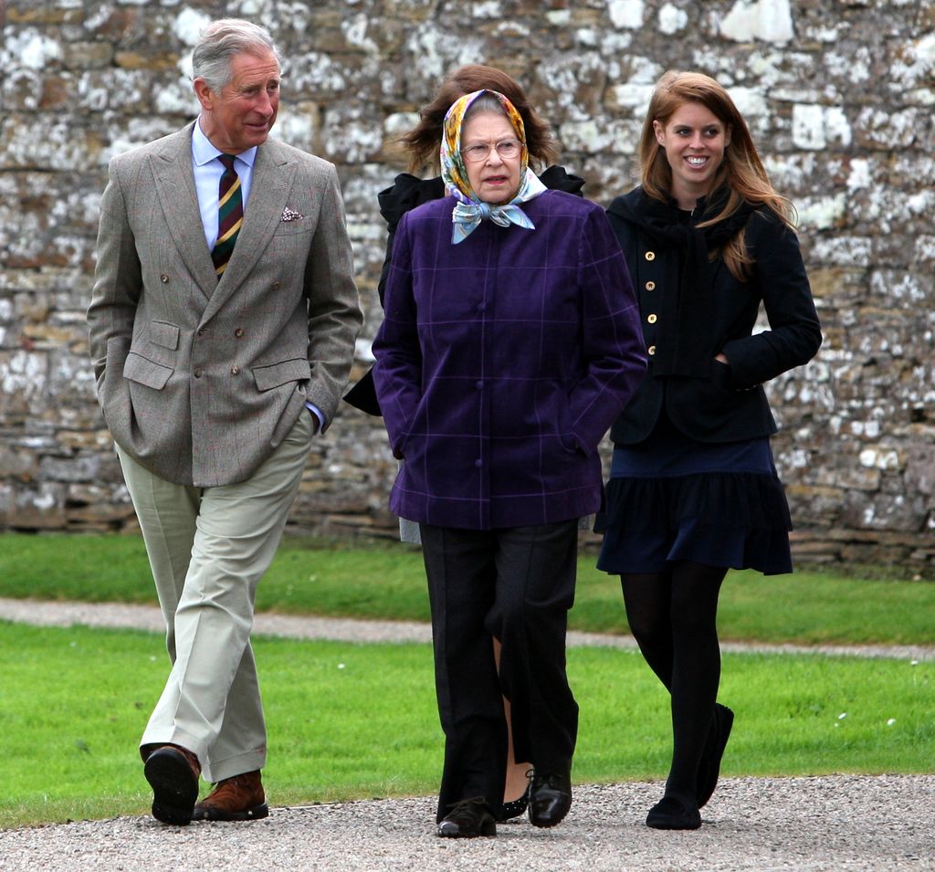 El príncipe Carlos, la reina Isabel II, la princesa Eugenia y la princesa Beatriz en Scrabster.
