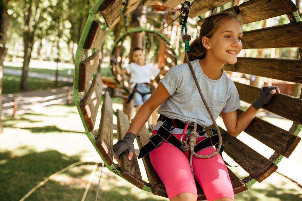 Niños en una actividad deportiva en un campamento de verano