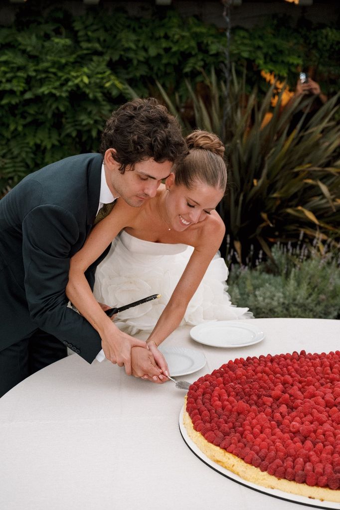 Novios cortando una tarta de boda