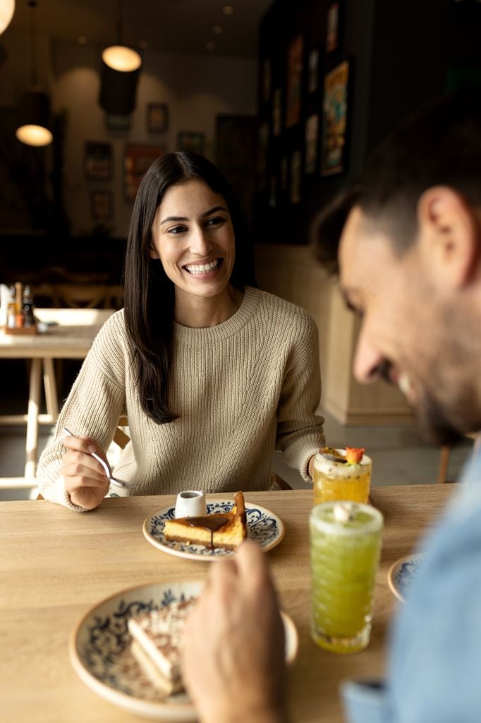 chica hablando chico