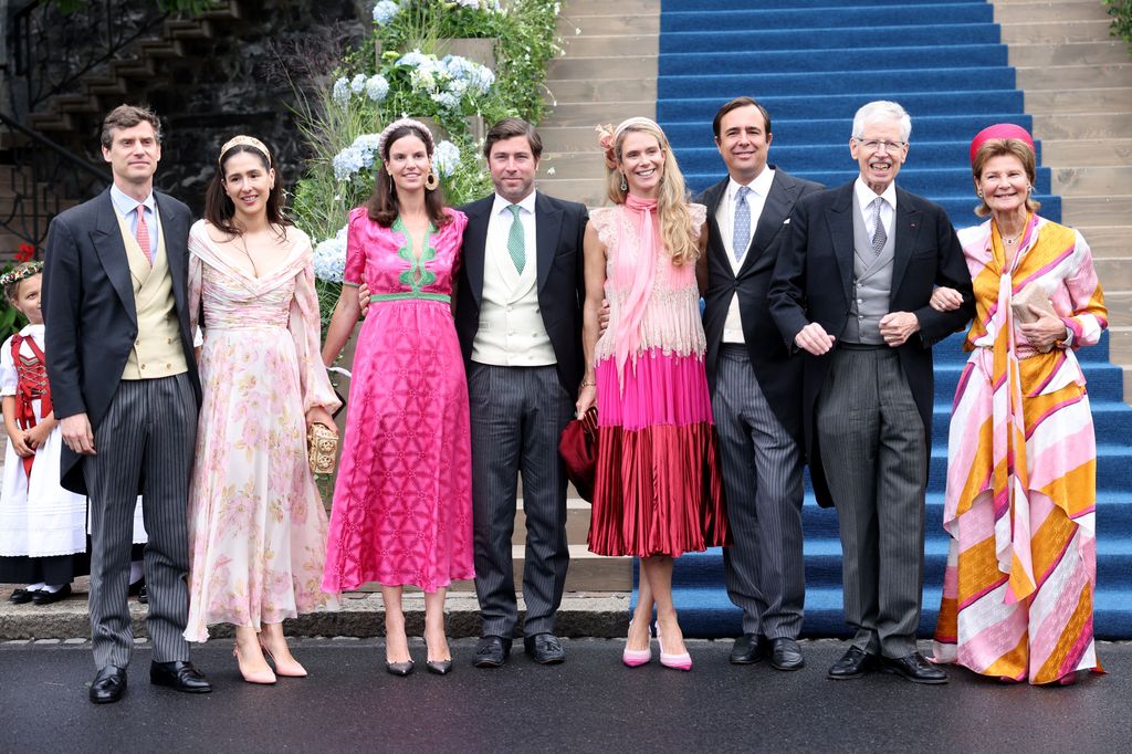La princesa María Anunciata de Liechtenstein, Emanuele Musini, el príncipe Nicolás de Liechtenstein y la princesa Margarita de Luxemburgo posan con otros invitados antes de la boda 