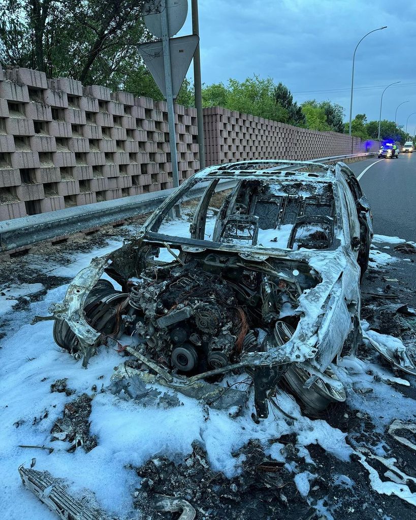El coche del artista Nyno Vargas que ardió en medio de la carretera