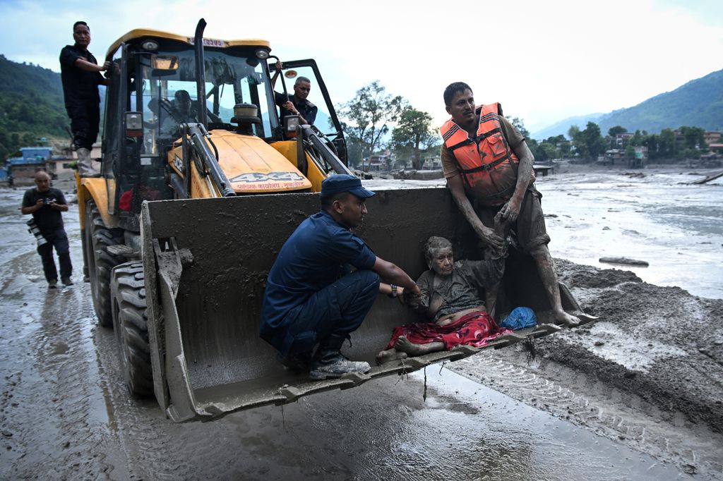 Al menos 270 personas han muerto y cerca de 1.500 permanecen desaparecidas tras las devastadoras inundaciones que han golpeado Nepal y el Tíbet