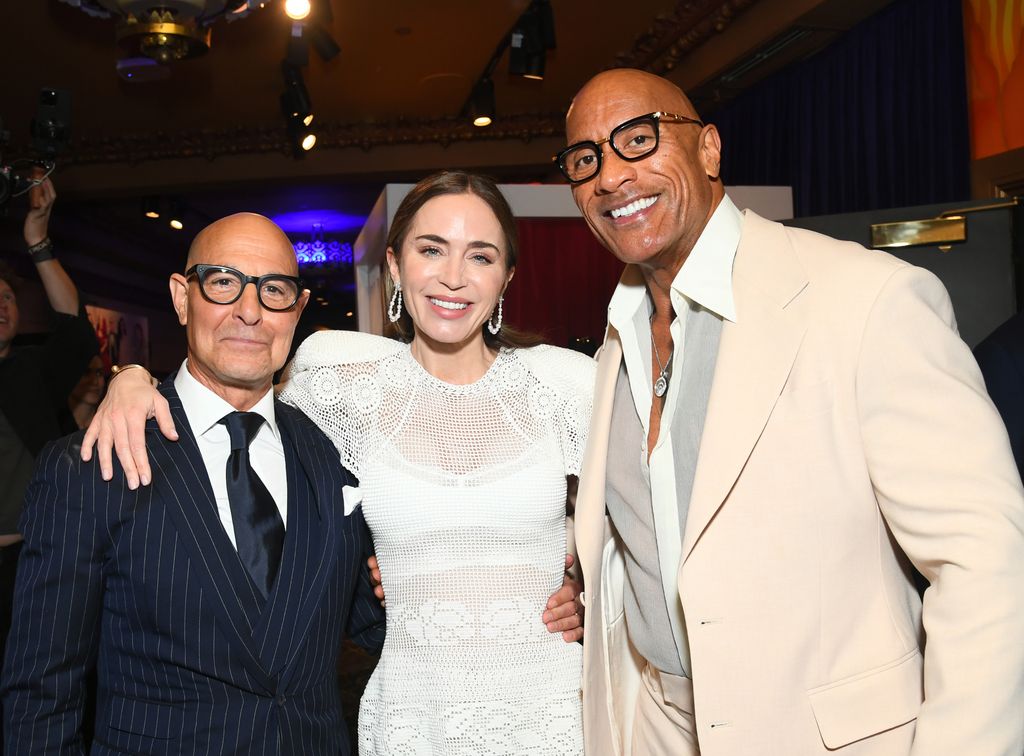 De izquierda a derecha: Stanley Tucci, Emily Blunt y Dwayne Johnson